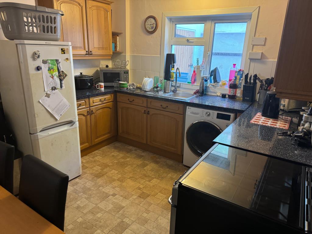 Lot: 61 - FOUR-BEDROOM TERRACE HOUSE - Kitchen